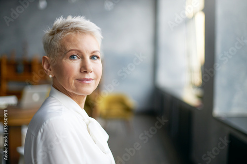 Fotografía Isolated image of beautiful stylish middle aged female entrepreneur with neat ma
