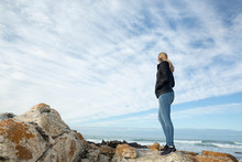 Mujer Observando El Mar.