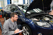 Gutachter in einer autowerkstatt - Diagnose und Überprüfung KFZ für TÜV // Assessor in a car repair shop - diagnosis and inspection of motor vehicles