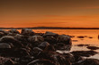 Złota godzina nad skalistym wybrzeżem podczas zachodu słońca w Parku Narodowym Ytre Hvaler w Norwegii