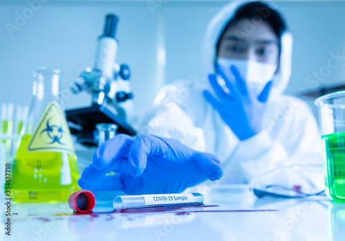 Cuadros en Lienzo Scientist break the blood tube broken.