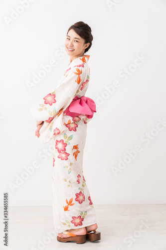 浴衣を着た女性 全身 Stock Photo Adobe Stock 浴衣を着た女性 全身 Stock Photo Adobe Stock
