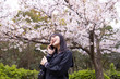 © ladysoulphoto - 携帯電話を使う女子学生