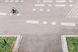 Radfahrer auf leerer Strasse nach Beschränkungen wegen Corona Krise im April 2020