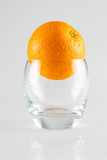 Pomarańcza w szklance, izolowana.