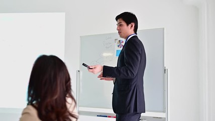 Poster - プレゼンをする男性社員