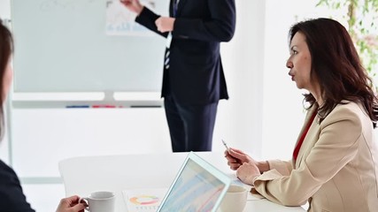 Poster - 会議に参加する女性管理職