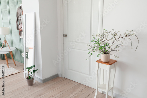 Cuadros en Lienzo Stylish interior of modern hall with spring flowers