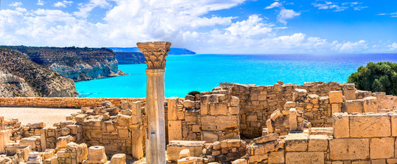 Poster - Landmarks of Cyprus island  - antique Kourion Temple over beautiful turquoise sea