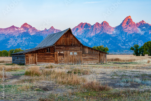 Fotomural Historic mormon barn in front of the Grand Tetons at sunrise, Grand Teton National Park, Wyoming