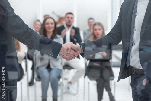 Fotomural business people meet each other with a handshake
