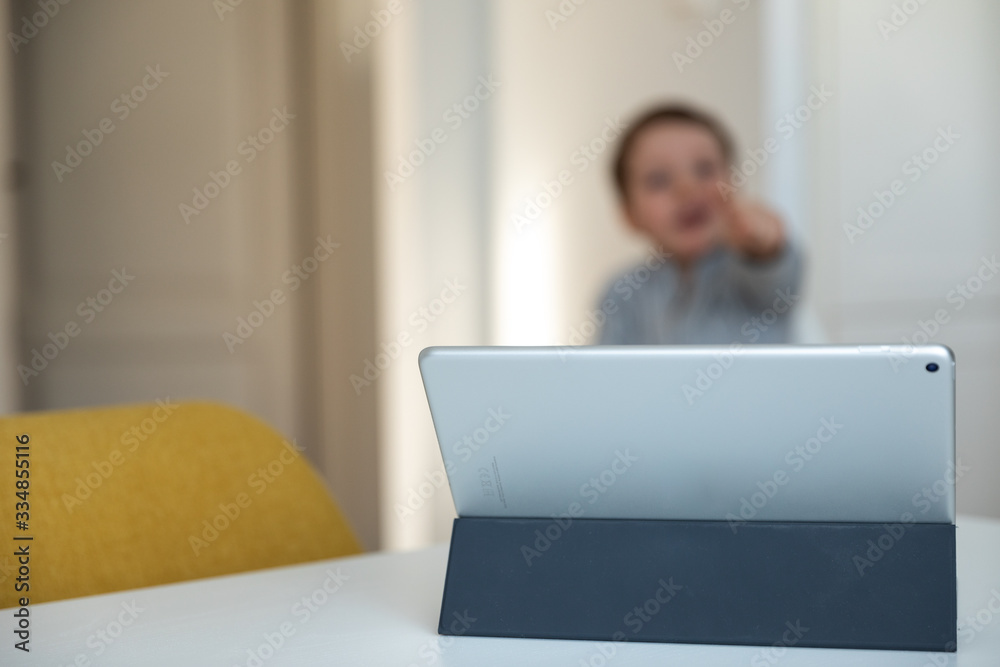 Obraz na płótnie dziecko oglądające bajki na tablecie  w salonie