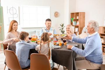 Poster - Family celebrating Thanksgiving Day at home