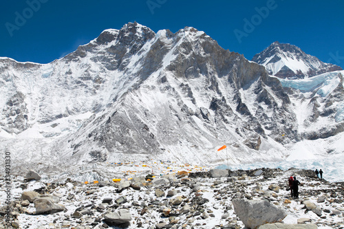 Fototapeta Mount Everest  jasnozolte-namioty-w-mount-everest-base-camp-lodowiec-khumbu-i-gory-park-narodowy-sagarmatha-nepal-himalaje