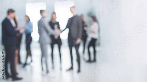 Cuadros en Lienzo background image of a group of corporate employees in the office lobby