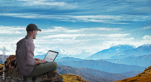 Fotografía man working remotely outdoors with laptop
