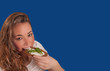 © STphotography - Frau mit einem Vollkornbrot mit Frischkäse Aufstrich in der Hand