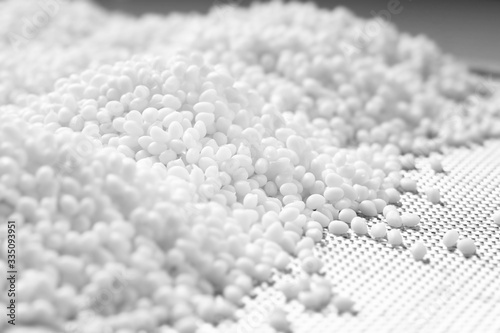 Fotografía Closeup of a granule of white plastic polymer