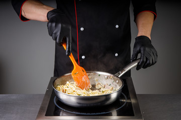 the process of cooking noodles with meat and vegetables in the restaurant kitchen18