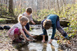 Leinwandbild Motiv enfants jouant dans le ruisseau
