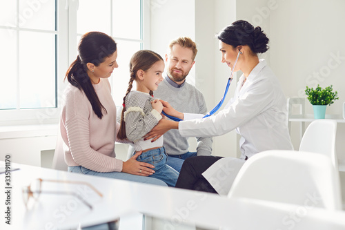 Fotomural Happy family on a visit to the doctor in the office of a doctor.