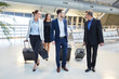 Gruppe Geschäftsleute reist als Team im Flughafen