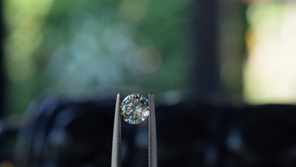 Selected diamonds In the gemstone clamp for making jewelry