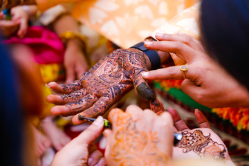 Wall Mural - Indian wedding ceremony : groom hand with mehandi design