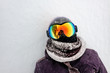 © ILJA C. HENDEL - Kind mit Mütze und Skibrille liegt im Schnee MR: yes