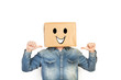 Hombre divertido con caja de cartón en la cabeza con cara sonriente sobre fondo blanco. Vista de frente. Copy space
