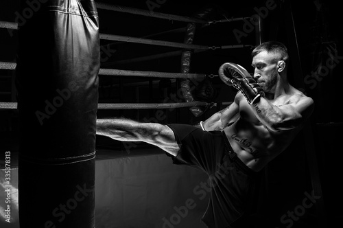 Plakaty MMA  kickboxer-kopie-torbe-trening-profesjonalnego-sportowca-pojecie-mma-zapasy-muay