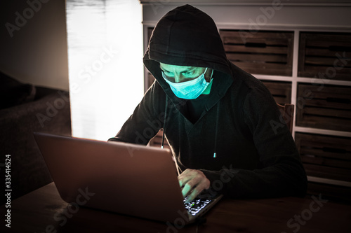 Cuadros en Lienzo Hacker mit Gesichtsmaske gegen Corona / Covid-19