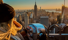 Frau Steht Vor Fernglas Und Blickt Auf Die Skyline Von New York City Manhattan
