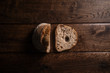 Zdjęcie bochenka chleba i noża na drewnianym, naturalnym stole