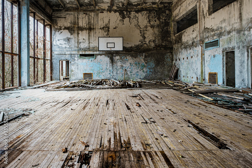 Fotomural Decaying gym in Chernobyl/Pripyat in the Exclusion Zone
