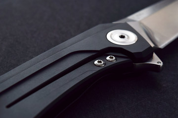 Folding knife with anodized duralumin scale and a shiny axial screw