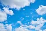 Fototapeta Na sufit - błękitne niebo podczas słonecznego dnia z chmurami 