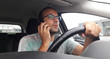 © Alfons Photographer - Guidare l'auto - telefonare col cellulare per business