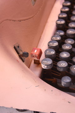 antigua máquina de escribir pintada en rosa, recuerdos de un tiempo lejano.