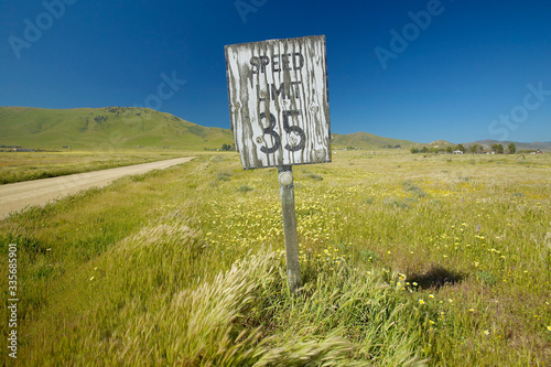Cuadros en Lienzo A historic old speed sign reads speed limit 35 miles per hour, in Carrizo Nation