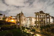Panoramica nocturna del Foro Romano, Roma Italia