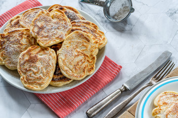 Canvas Print - Fluffy homemade pancakes with apple dusted with icing sugar