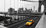 Fototapeta Mosty linowy / wiszący - Taxi auf Brooklyn Bridge