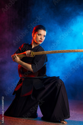 Dekoracja na wymiar  koncepcja-dziewczyny-kendo-zawodniczka-kendo-lubi-tradycyjna-sztuke-walki-osoba-w-zbroi