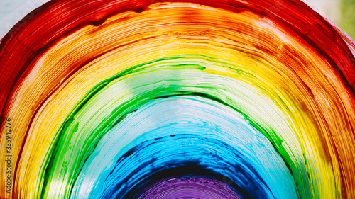 Fotografía Close-up photo of painting rainbow on window