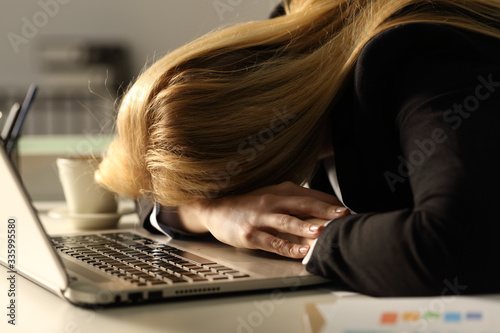 Fotomural Tired business woman sleeping over laptop at night