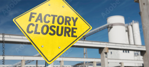 Fotomural A sign with the word FACTORY CLOSURE