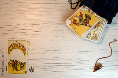 Cuadros en Lienzo Top view of tarot cards, pentacle and pendulum on white wood