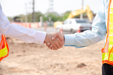 Wall Mural - Shaking hands with engineers and architects agree with the success of the construction project.