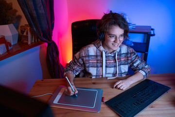 Aufkleber - Digital desinger using graphic tablet and stylus. Freelancer desinger working from home